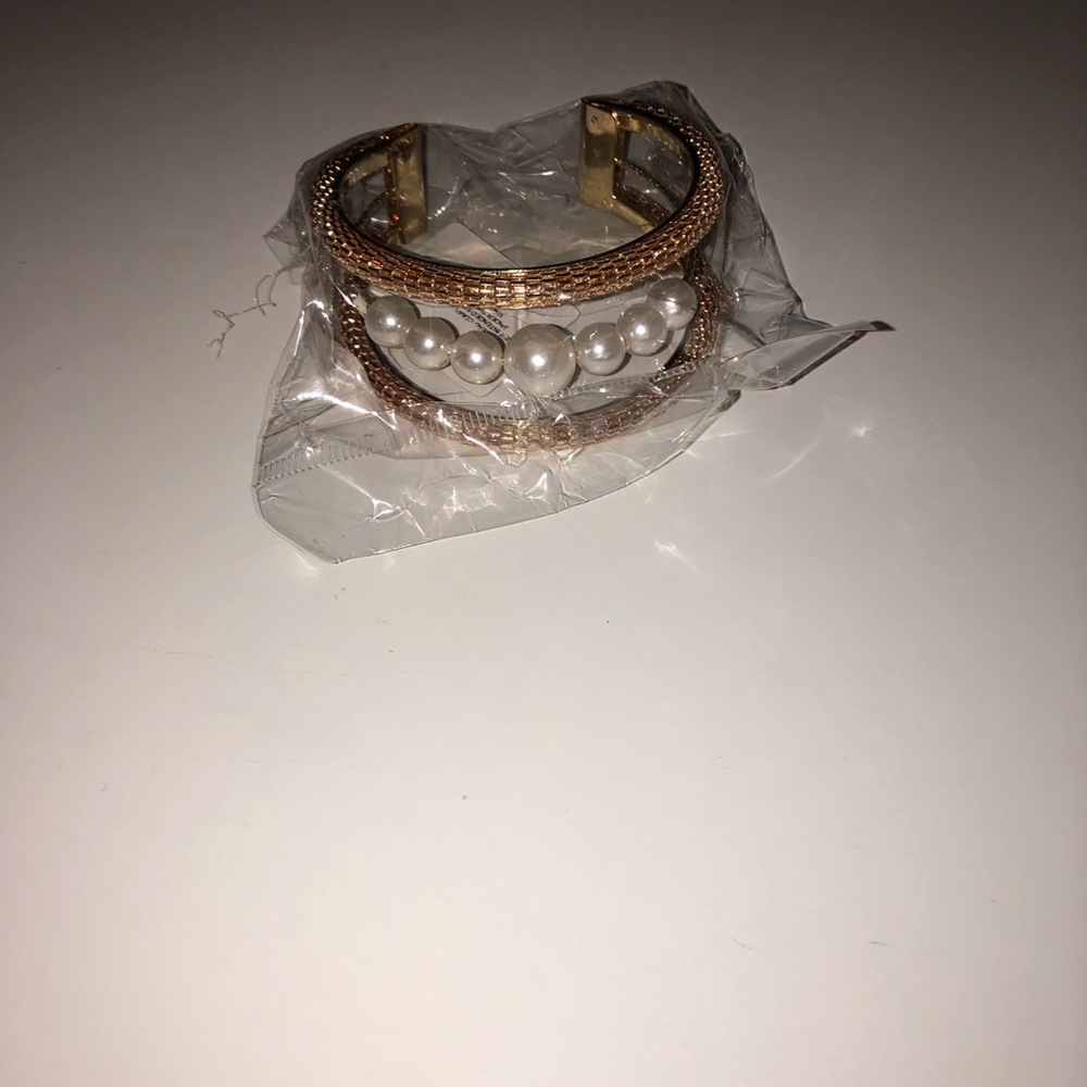 Cute gold and pearl bracelet